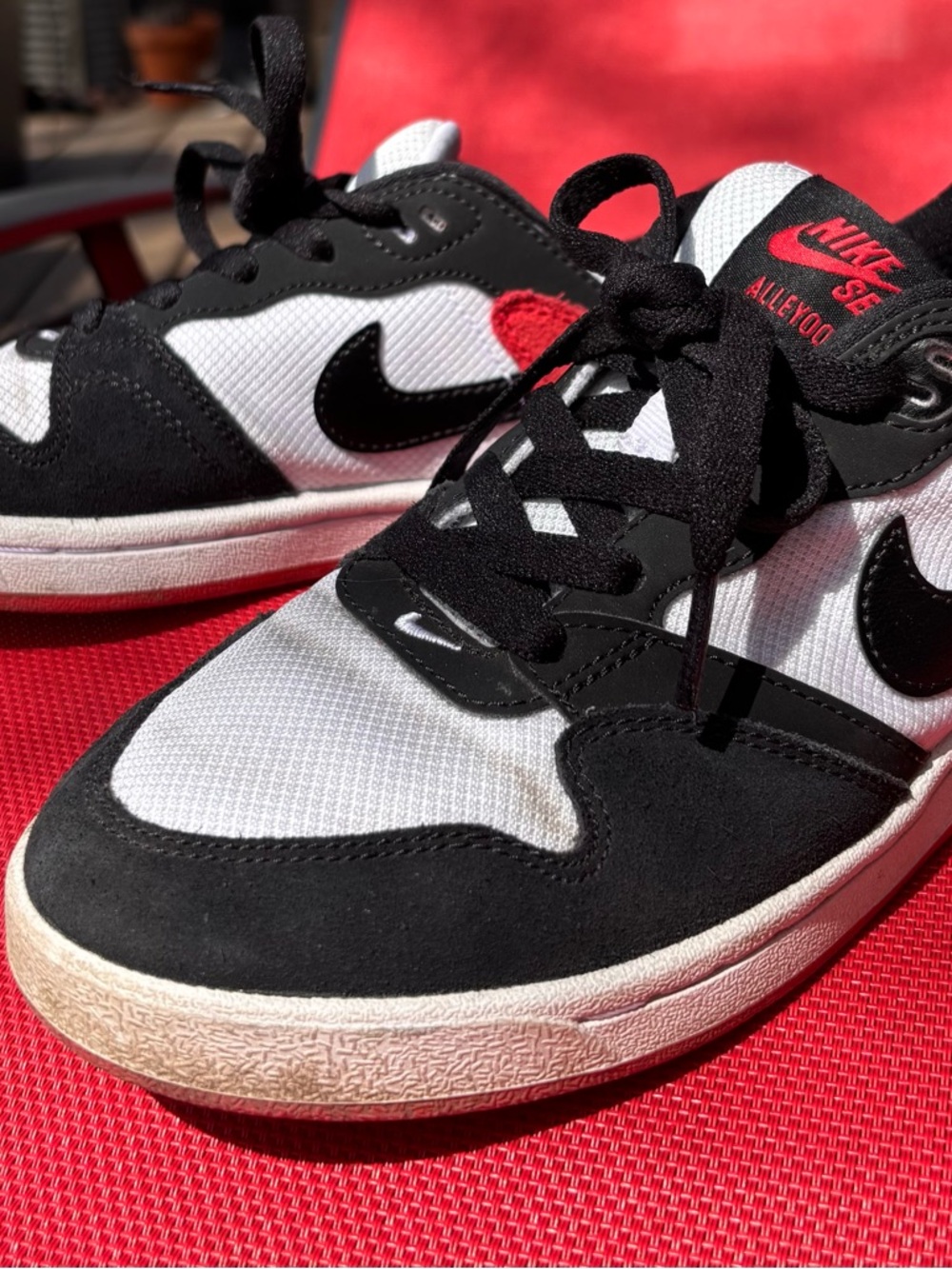Nike Kids Black, White and Red Low-Top Sneakers